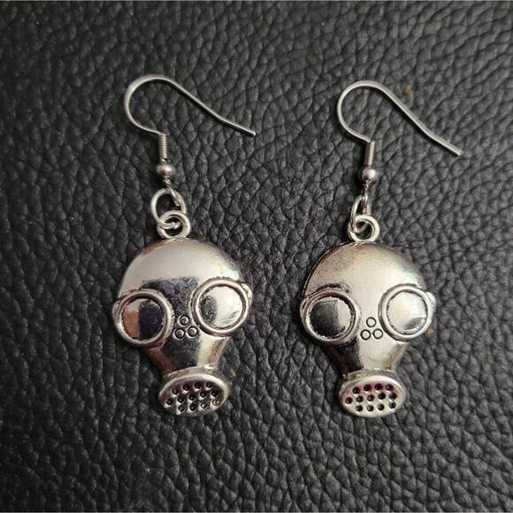 Gas mask steampunk silver tone earrings - Picture 2 of 3